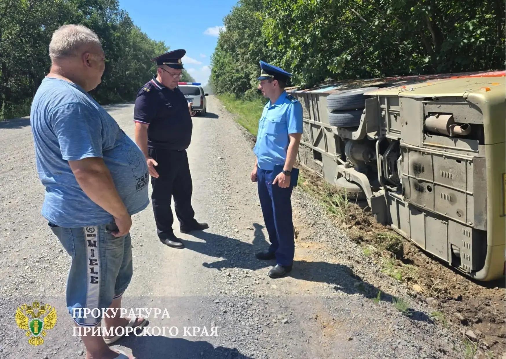 Двое детей и две взрослых пострадали в результате опрокидывания пассажирского автобуса в Приморье.